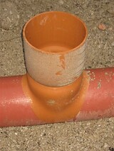 Die mit Quarzsand beschichteten Rohre sorgen für einen fugenfreien und dichten Anschluß der Rohre an den Beton des Güllekanals.