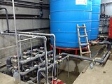 Pumpe mit Ventilblock für die Wasserverteilung aus den blauen Frischwassertanks