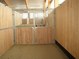 Eine der Abteiltrenntüren welche die Pferdestallungen in einzelne Bereiche unterteilen.
