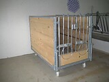 Kälberbox transportabel in Ausführung Holz mit 2 Eimerhaltern für Rauhfutter.